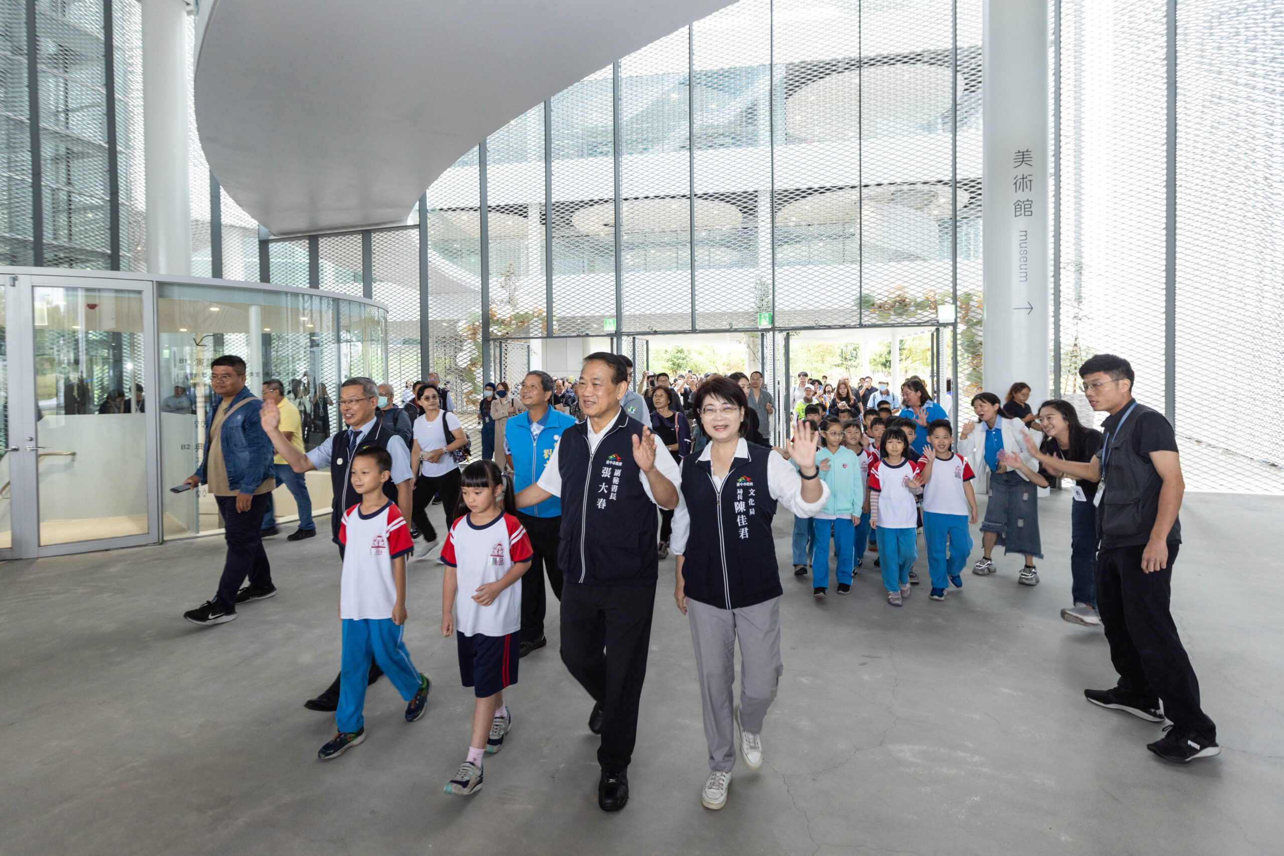 張大春副秘書長、建設局陳大田局長、文化局陳佳君局長帶領民眾進館。